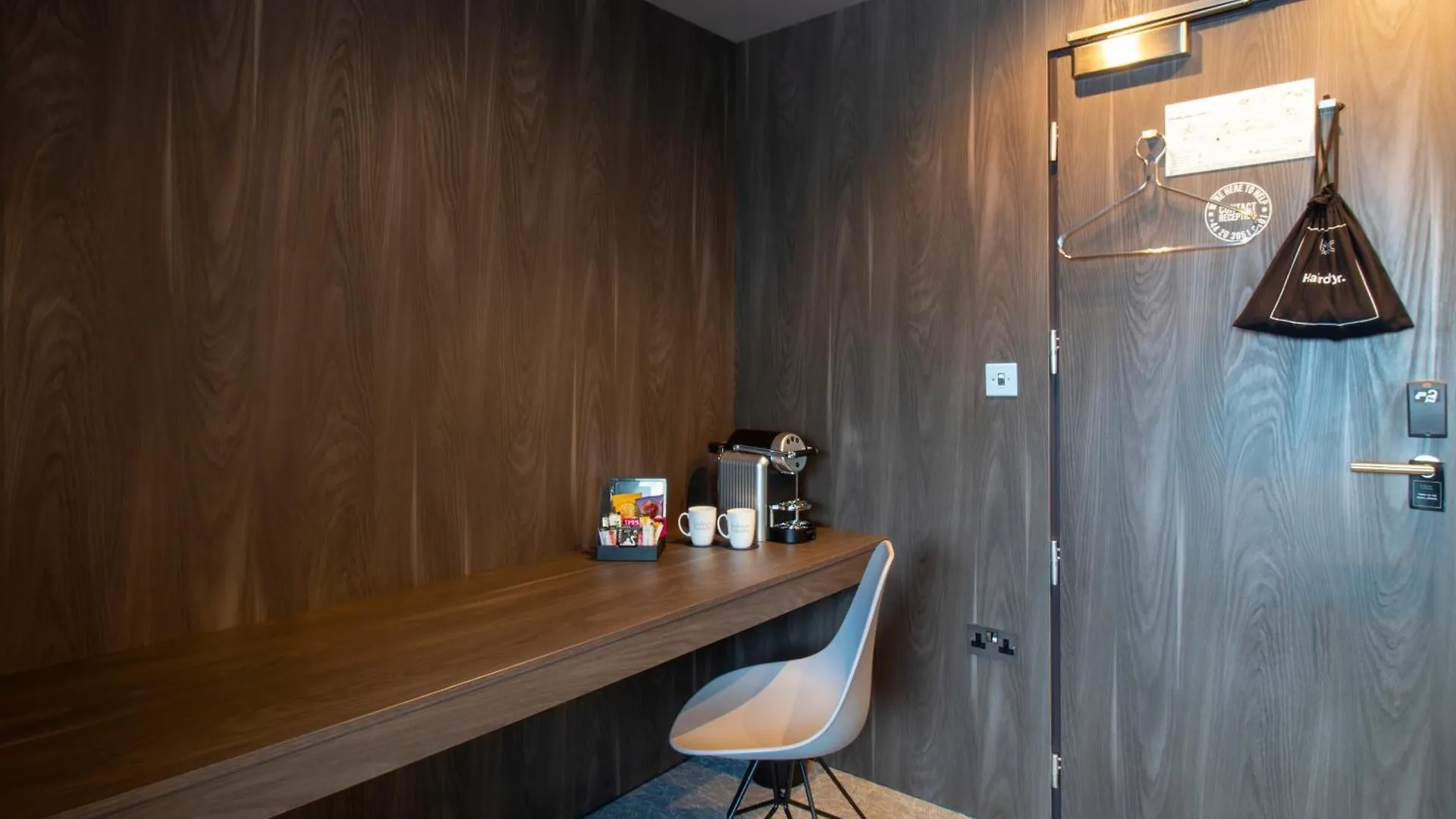 ***  הורלי Bloc Hotel London Gatwick Airport בריטניה