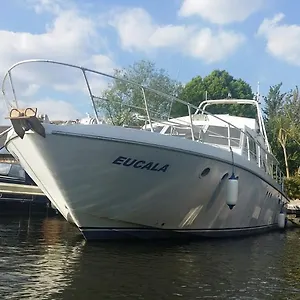 Botel Eucala Motor Yacht, East Molesey