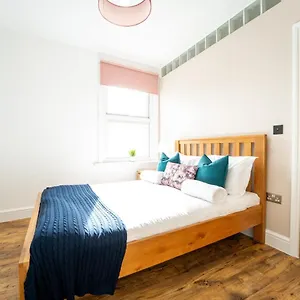 Apartment Redhill Garland- 1 Bed Ground Floor By Lgw Short Lets, Redhill (Surrey)