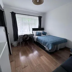 Bed & Breakfast Number 25, Horley